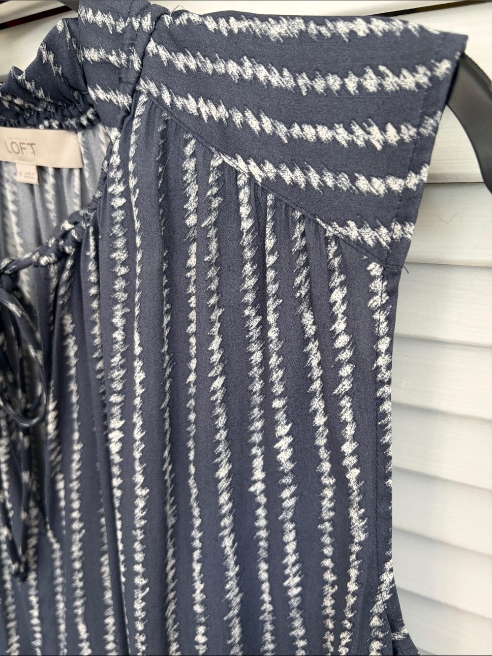 Loft Women’s Sz Med Sleeveless Top Ruffle Neck Gray White Lightweight - Picture 5 of 13